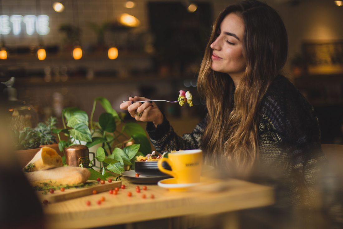 Was Sie in jeder Phase Ihres Menstruationszyklus essen sollten